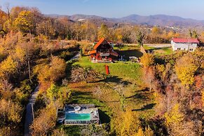 Hilltop Panorama Chalet