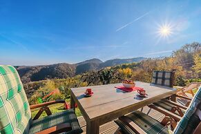 Hilltop Panorama Chalet