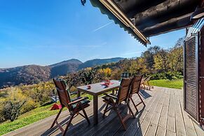 Hilltop Panorama Chalet