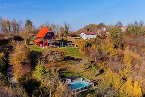 Hilltop Panorama Chalet