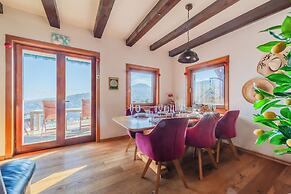 Hilltop Panorama Chalet
