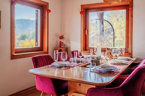 Hilltop Panorama Chalet