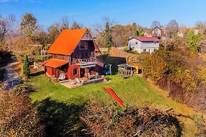 Hilltop Panorama Chalet