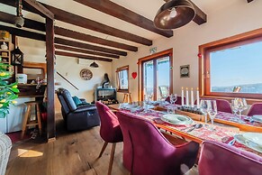 Hilltop Panorama Chalet