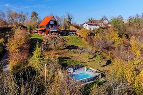 Hilltop Panorama Chalet