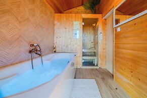 Hilltop Panorama Chalet