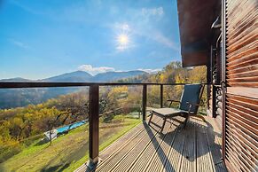Hilltop Panorama Chalet