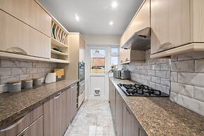 Large 5 Bedroom-free Parking-great Transport Links