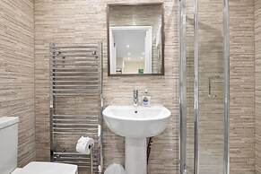 Large 5 Bedroom-free Parking-great Transport Links