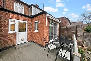 Large 5 Bedroom-free Parking-great Transport Links