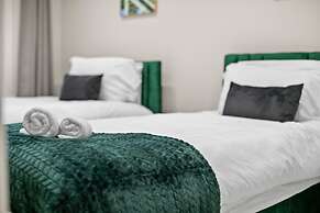 Large 5 Bedroom-free Parking-great Transport Links