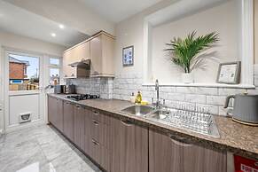 Large 5 Bedroom-free Parking-great Transport Links