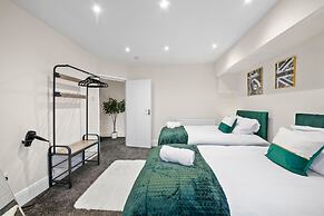 Large 5 Bedroom-free Parking-great Transport Links