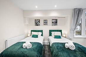 Large 5 Bedroom-free Parking-great Transport Links