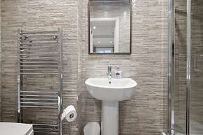 Large 5 Bedroom-free Parking-great Transport Links