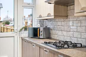 Large 5 Bedroom-free Parking-great Transport Links