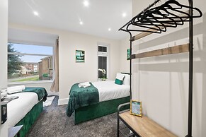 Large 5 Bedroom-free Parking-great Transport Links