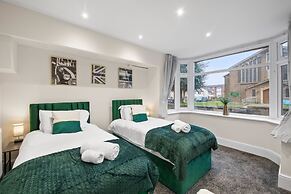 Large 5 Bedroom-free Parking-great Transport Links