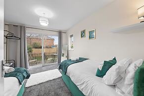 Large 5 Bedroom-free Parking-great Transport Links