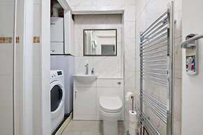 Large 5 Bedroom-free Parking-great Transport Links