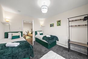 Large 5 Bedroom-free Parking-great Transport Links