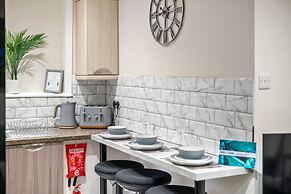 Large 5 Bedroom-free Parking-great Transport Links