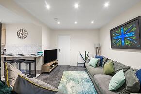 Large 5 Bedroom-free Parking-great Transport Links