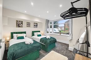 Large 5 Bedroom-free Parking-great Transport Links