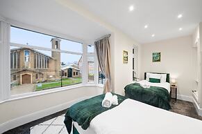 Large 5 Bedroom-free Parking-great Transport Links