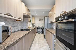 Large 5 Bedroom-free Parking-great Transport Links