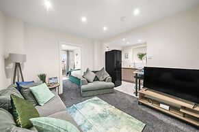 Large 5 Bedroom-free Parking-great Transport Links