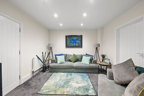 Large 5 Bedroom-free Parking-great Transport Links