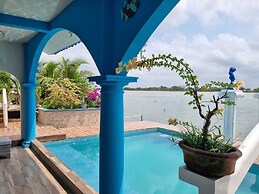 Hotel River Blue