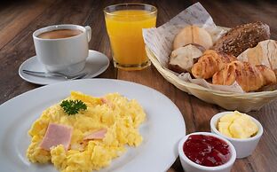 Casa 11-24 by Casa Bolivar