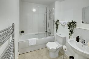 Lovely Flat in Kiln Close With Free Parking