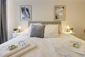 Lovely Flat in Kiln Close With Free Parking