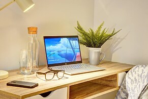 Lovely Flat in Kiln Close With Free Parking