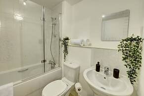 Lovely Flat in Kiln Close With Free Parking