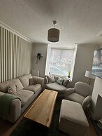 3 bed Chill Glouc With 3 Bedrooms and 1 Bathrooms