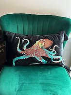 3 bed Chill Glouc With 3 Bedrooms and 1 Bathrooms