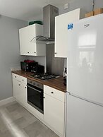 3 bed Chill Glouc With 3 Bedrooms and 1 Bathrooms