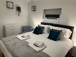 3 bed Chill Glouc With 3 Bedrooms and 1 Bathrooms