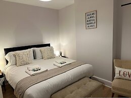 3 bed Chill Glouc With 3 Bedrooms and 1 Bathrooms