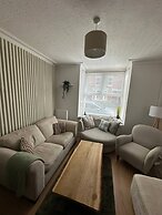 3 bed Chill Glouc With 3 Bedrooms and 1 Bathrooms