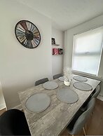 3 bed Chill Glouc With 3 Bedrooms and 1 Bathrooms