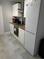 3 bed Chill Glouc With 3 Bedrooms and 1 Bathrooms