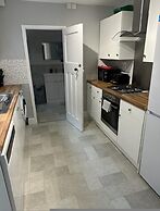 3 bed Chill Glouc With 3 Bedrooms and 1 Bathrooms