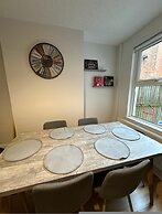 3 bed Chill Glouc With 3 Bedrooms and 1 Bathrooms