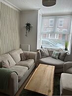 3 bed Chill Glouc With 3 Bedrooms and 1 Bathrooms