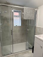 3 bed Chill Glouc With 3 Bedrooms and 1 Bathrooms